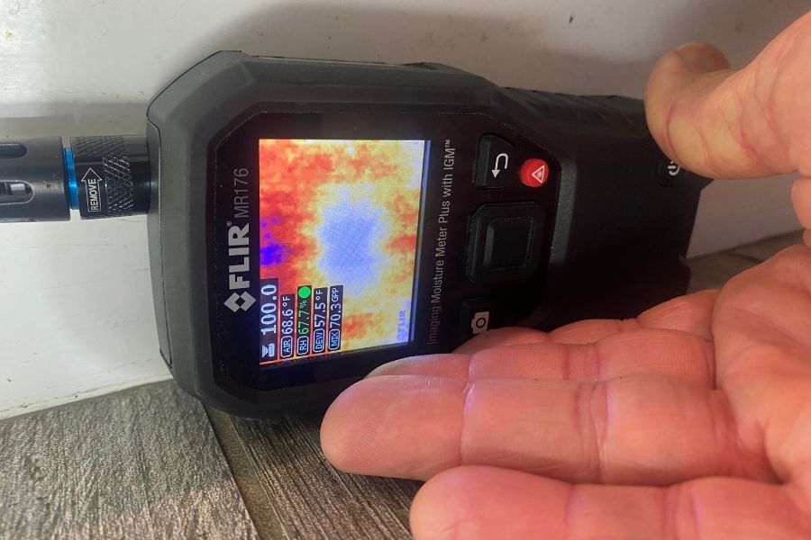 Moisture meter and thermal camera readings during restoration
