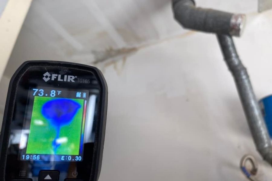 Professional thermal imaging camera for water damage detection
